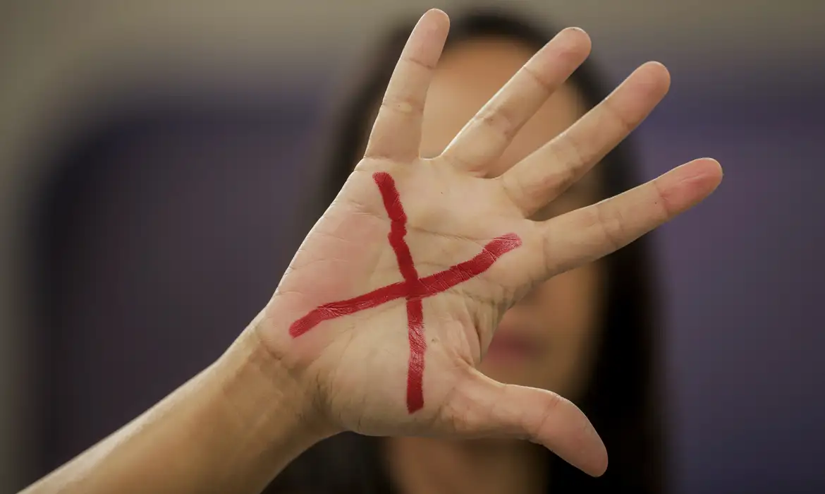 Audiência de jovem esfaqueada 15 vezes ocorrerá em 15 de abril