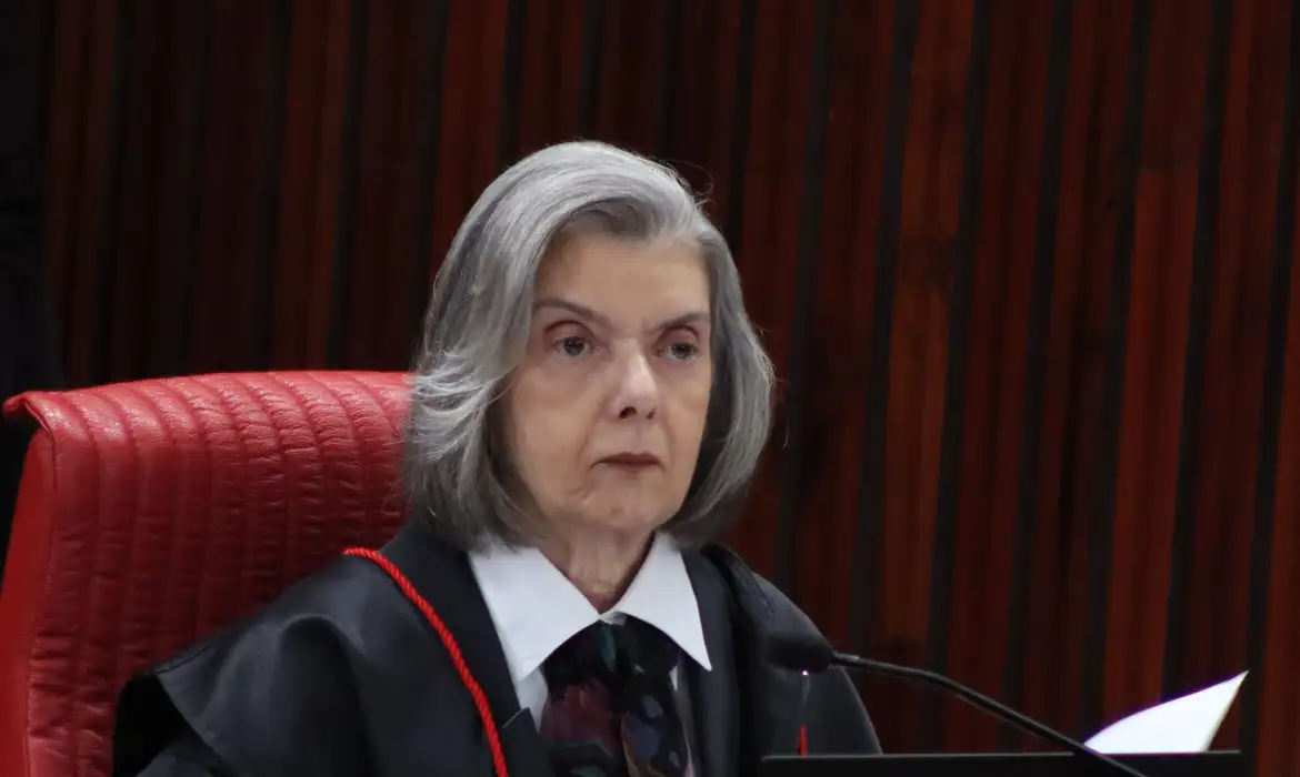 Cármen Lúcia defende maior presença feminina em espaços de poder