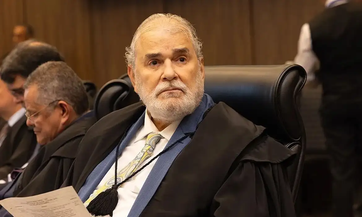 Desembargador assume vaga de ministro afastado por denúncias no STJ