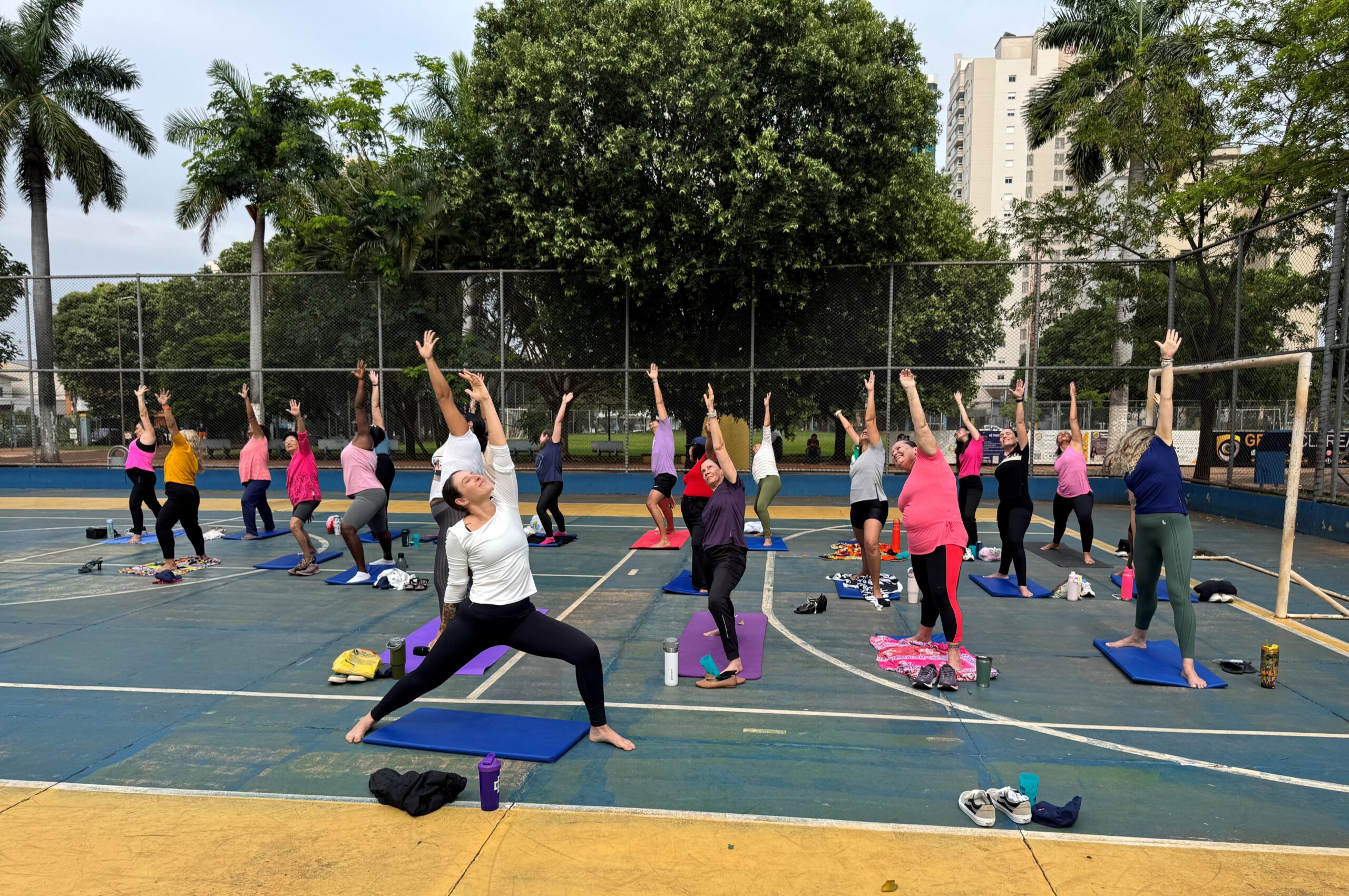 Servidores de Campo Grande Participam de Aula de Yoga para Bem-Estar