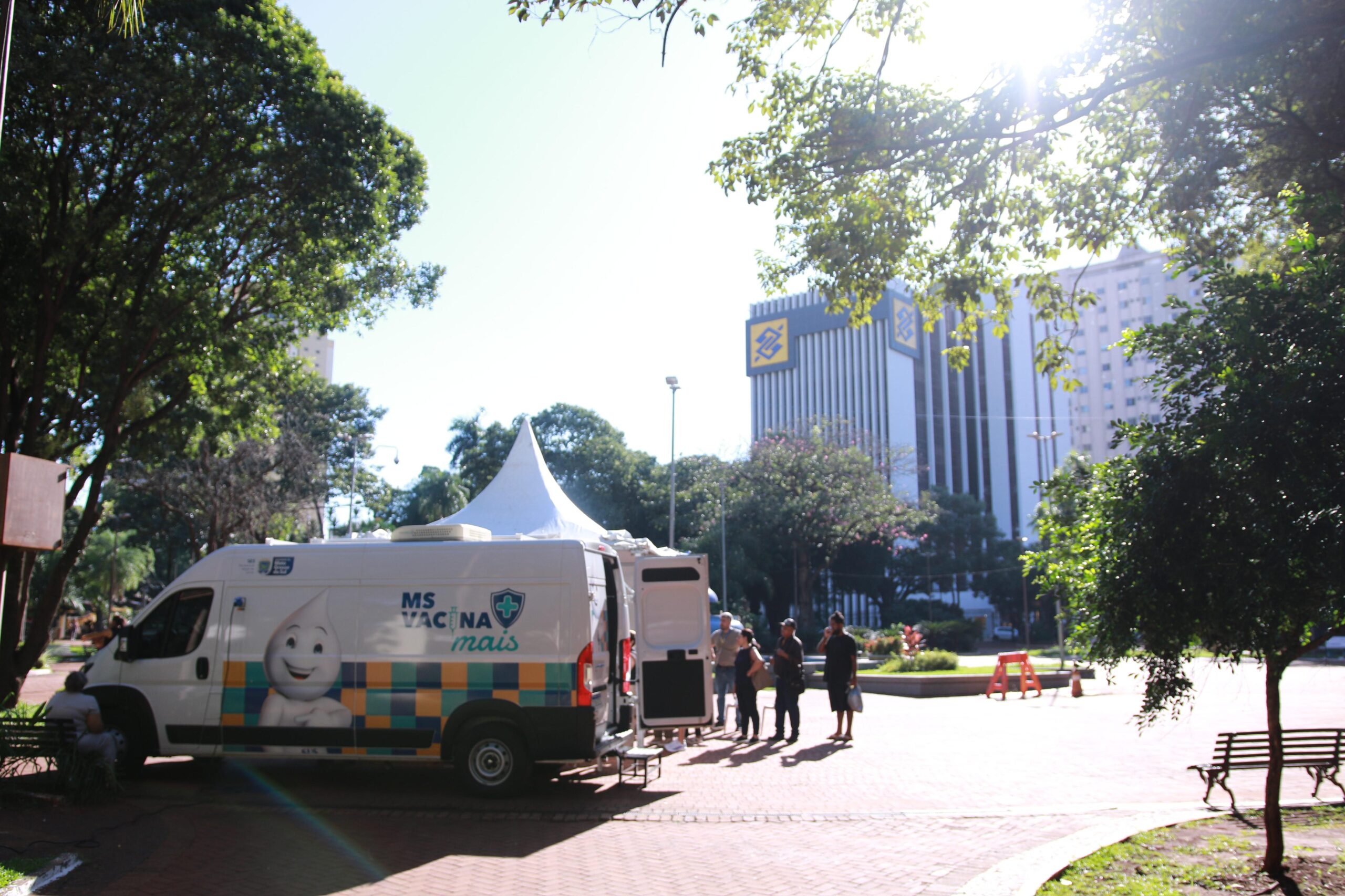 Dia D de Vacinação em Campo Grande reúne moradores na Praça Ary Coelho