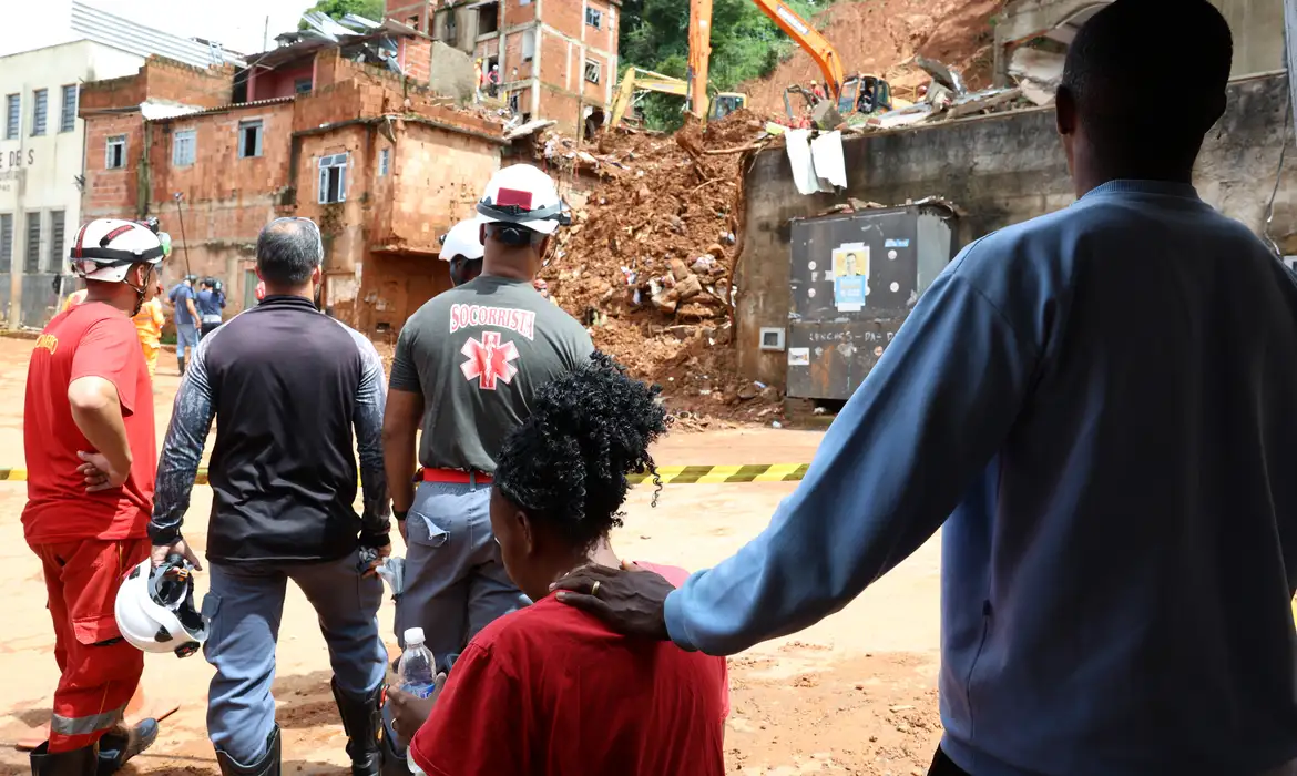 Voluntários percorrem longas distâncias para apoiar vítimas das chuvas em MG