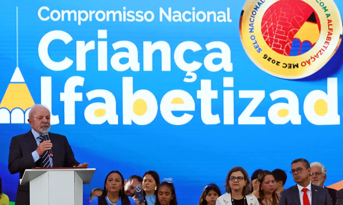 Brasil supera meta e alfabetiza 66% das crianças na idade certa