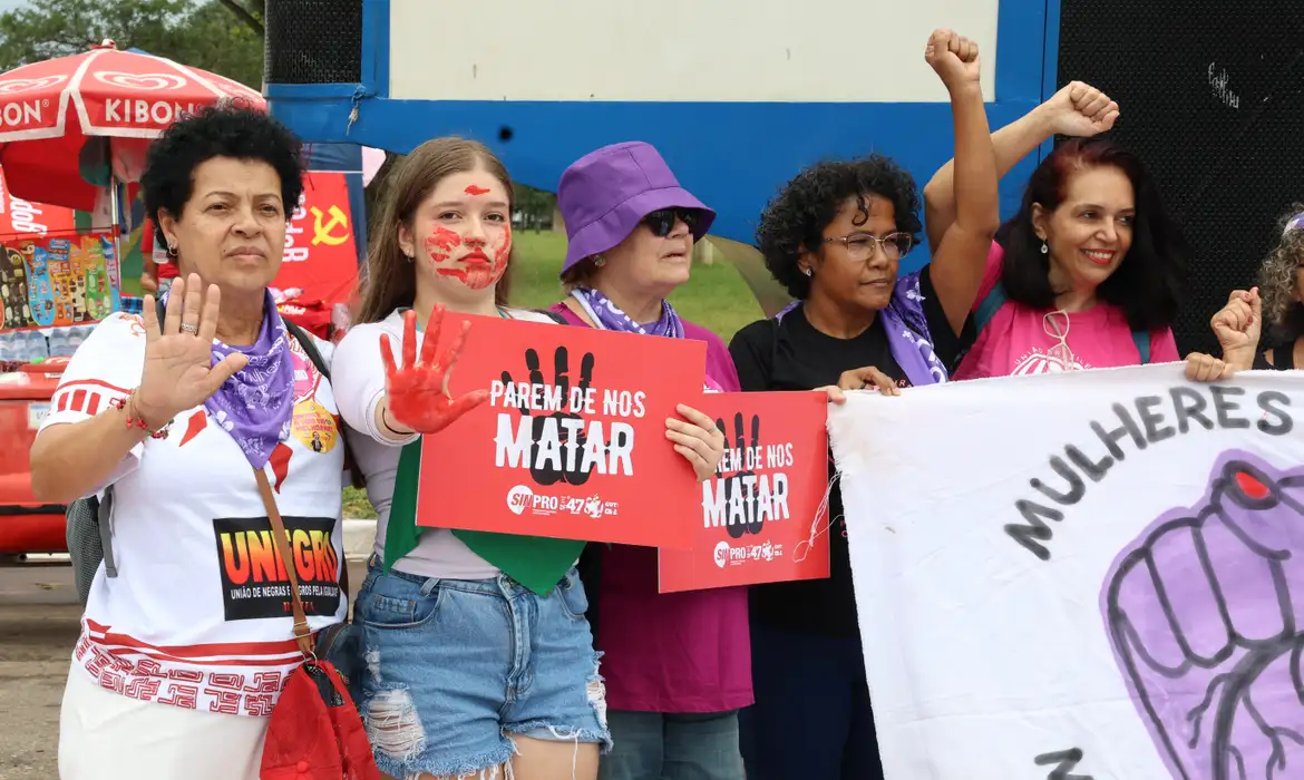Mulheres protestam contra a violência de gênero em várias capitais brasileiras
