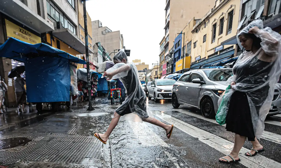 Sexta-feira da Paixão terá tempo nublado e chuvas isoladas no Brasil