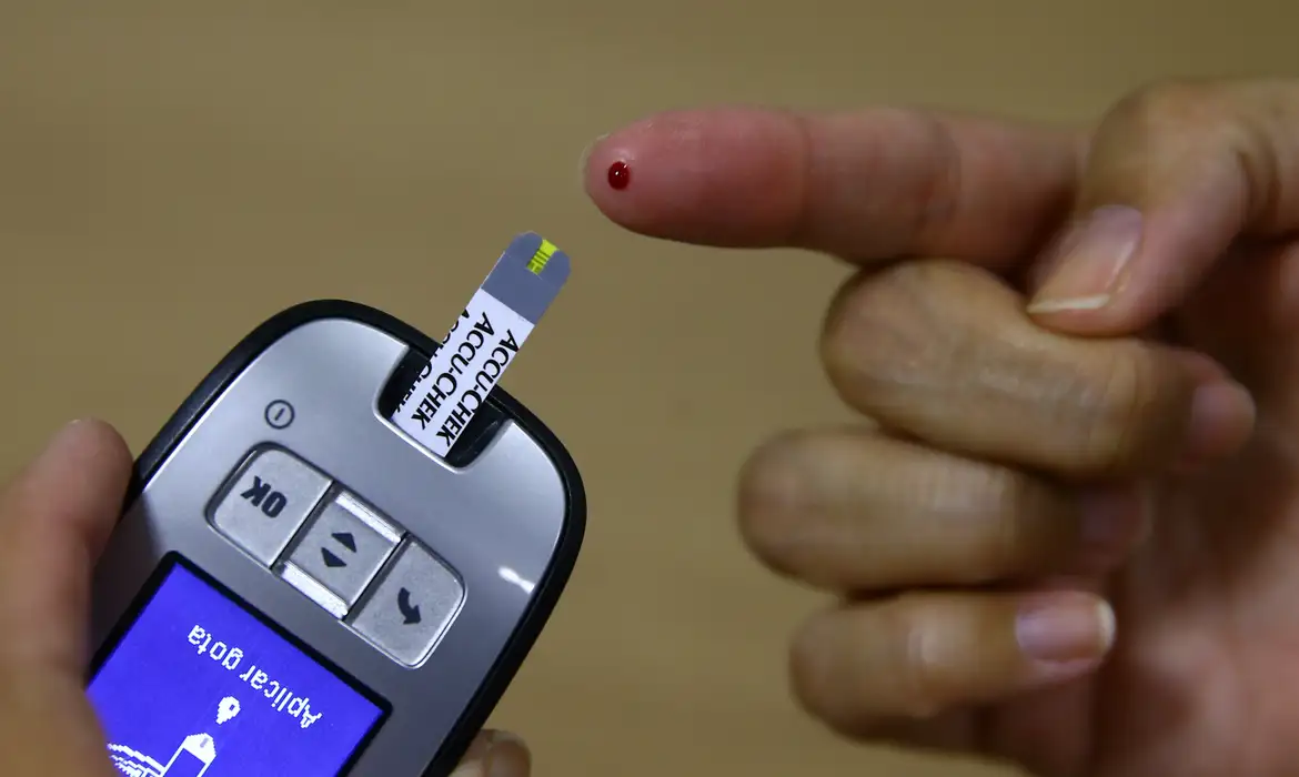 OCDE alerta: longevidade aumenta, mas doenças crônicas crescem entre adultos