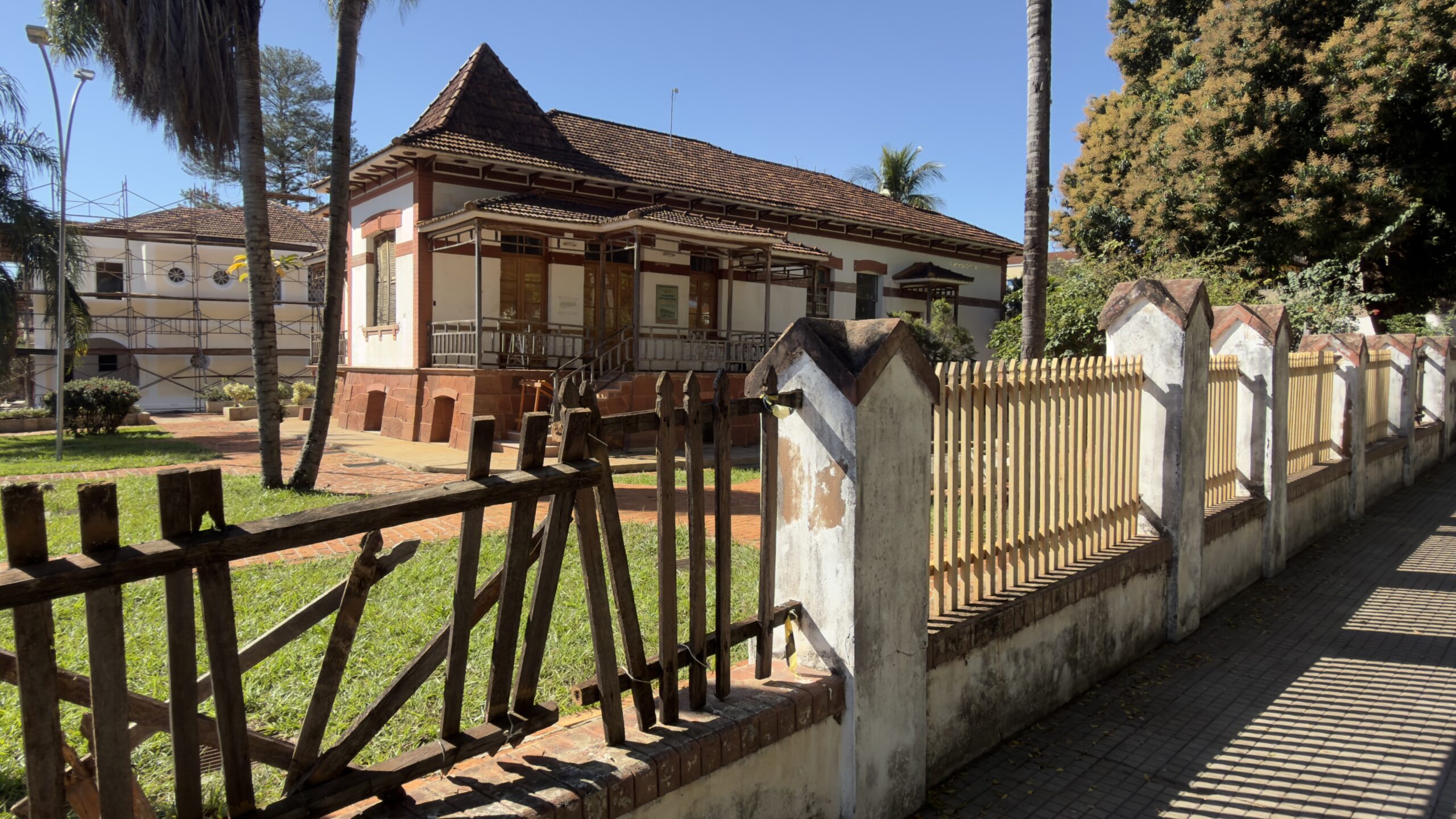 Casa da Prefeita em Campo Grande passa por revitalização da cerca de madeira