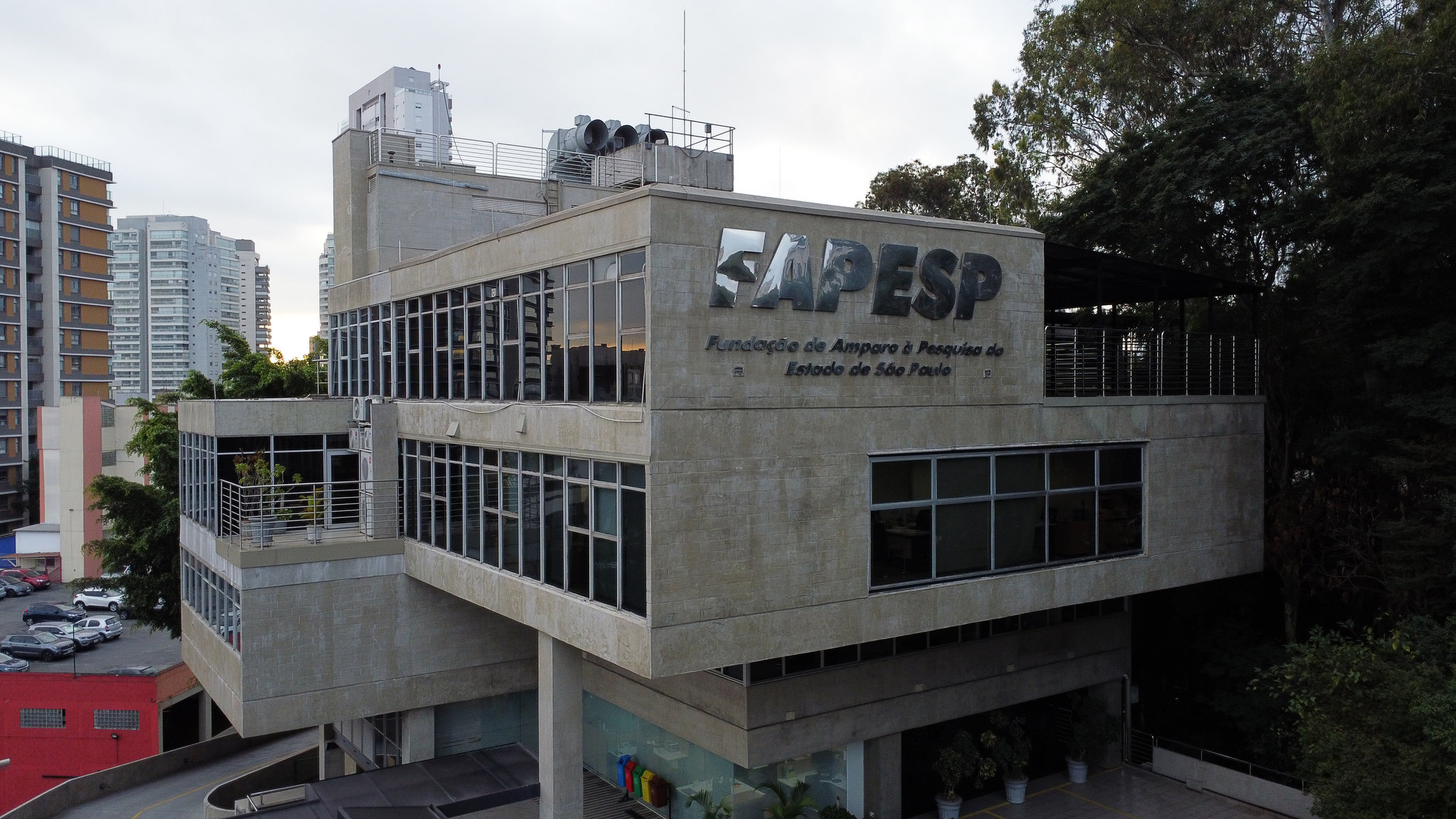 FAPESP anuncia mudanças nas bolsas BEPE para garantir equilíbrio orçamentário
