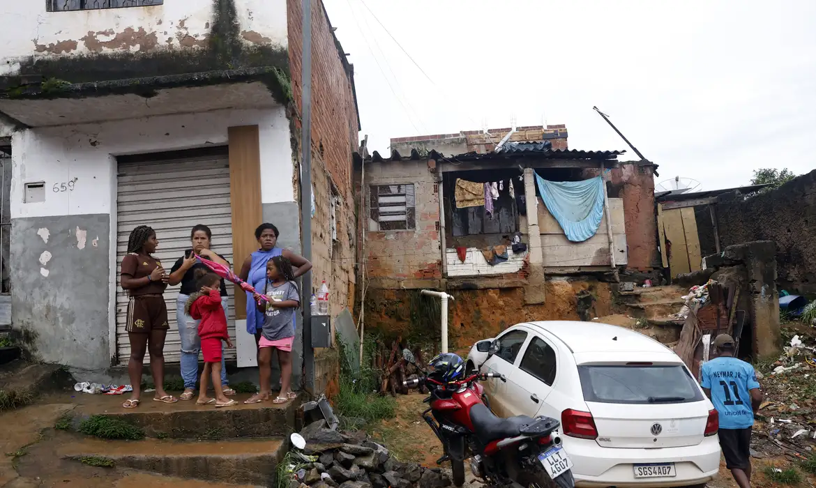 Deslizamento em Juiz de Fora deixa dezenas de mortos e desabrigados