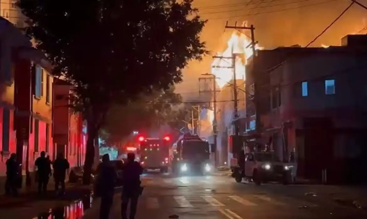 Incêndio de grande escala atinge fábrica no Brás, São Paulo
