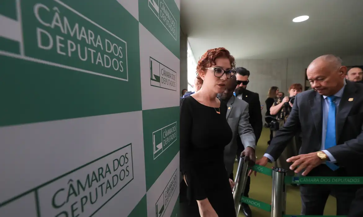 Ministro Moraes arquiva inquérito contra Carla Zambelli no STF