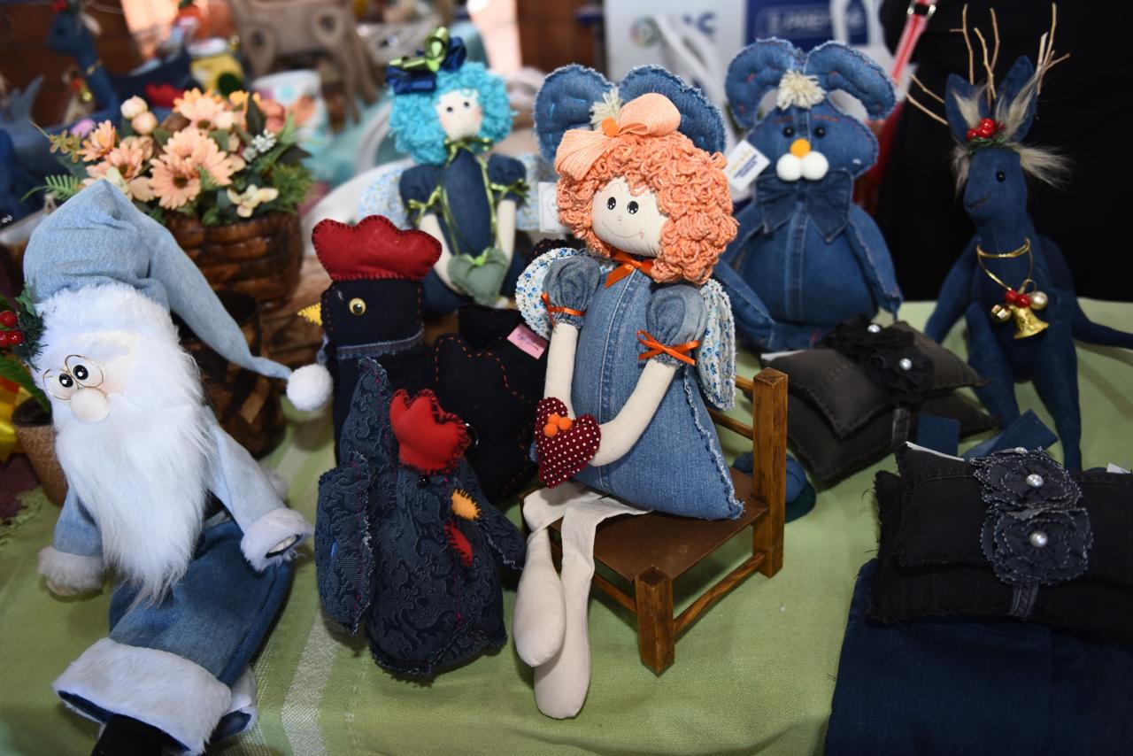 Resíduos se transformam em renda e artesanato em mutirão comunitário