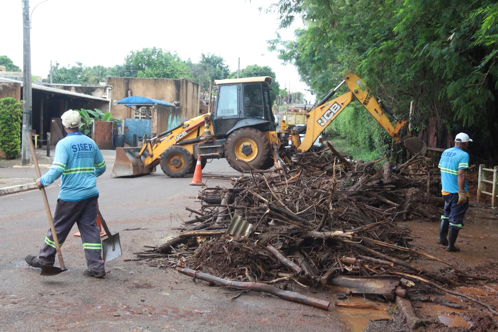 Campo Grande realiza rescaldo após temporal com granizo e alagamentos