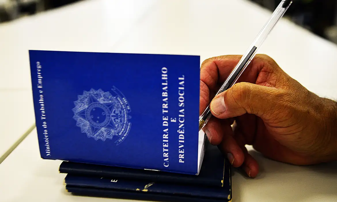 Desemprego atinge menor nível histórico em 19 estados e no DF em 2025