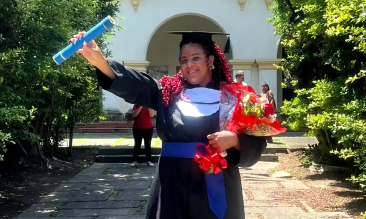 Mulher trans supera transfobia e ingressa na universidade após 25 anos