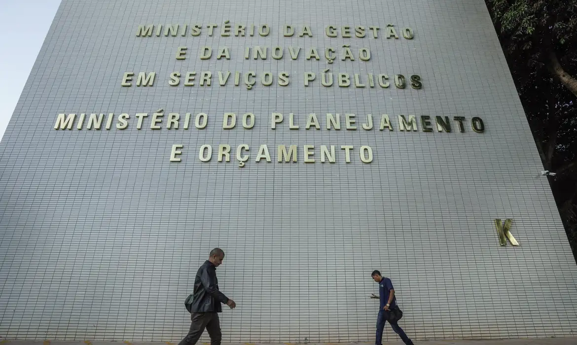 Gastos com pessoal terão limite e benefícios fiscais serão restringidos a partir de 2027