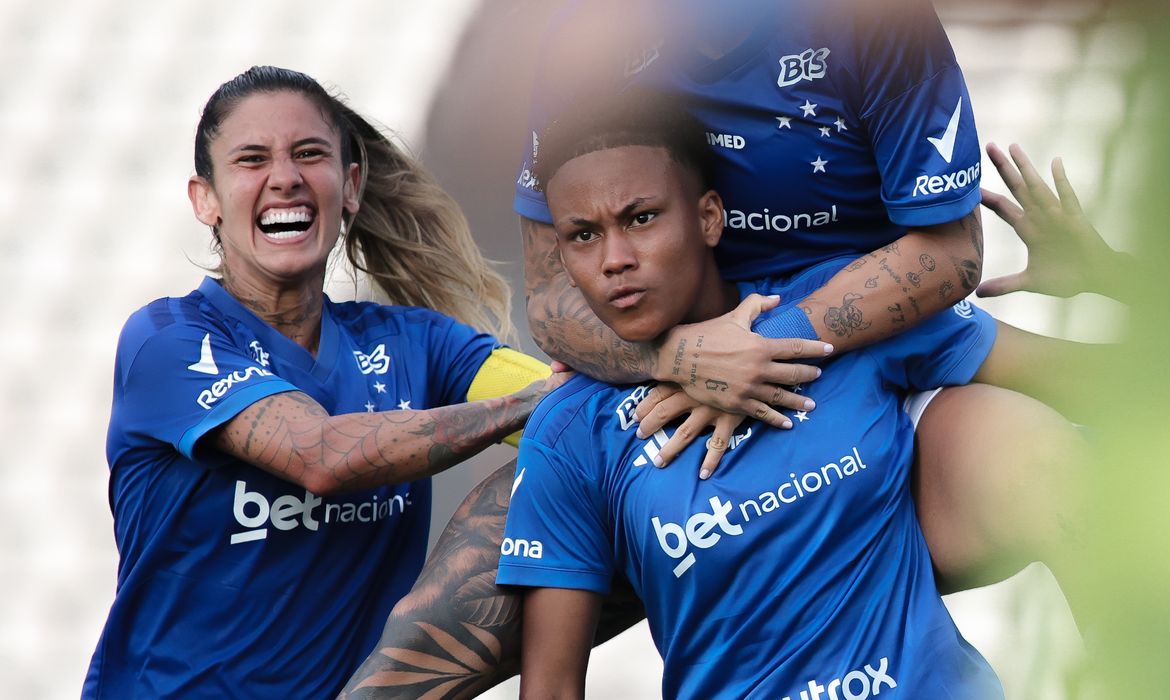 Cruzeiro vence Atlético-MG e se destaca no Brasileirão Feminino