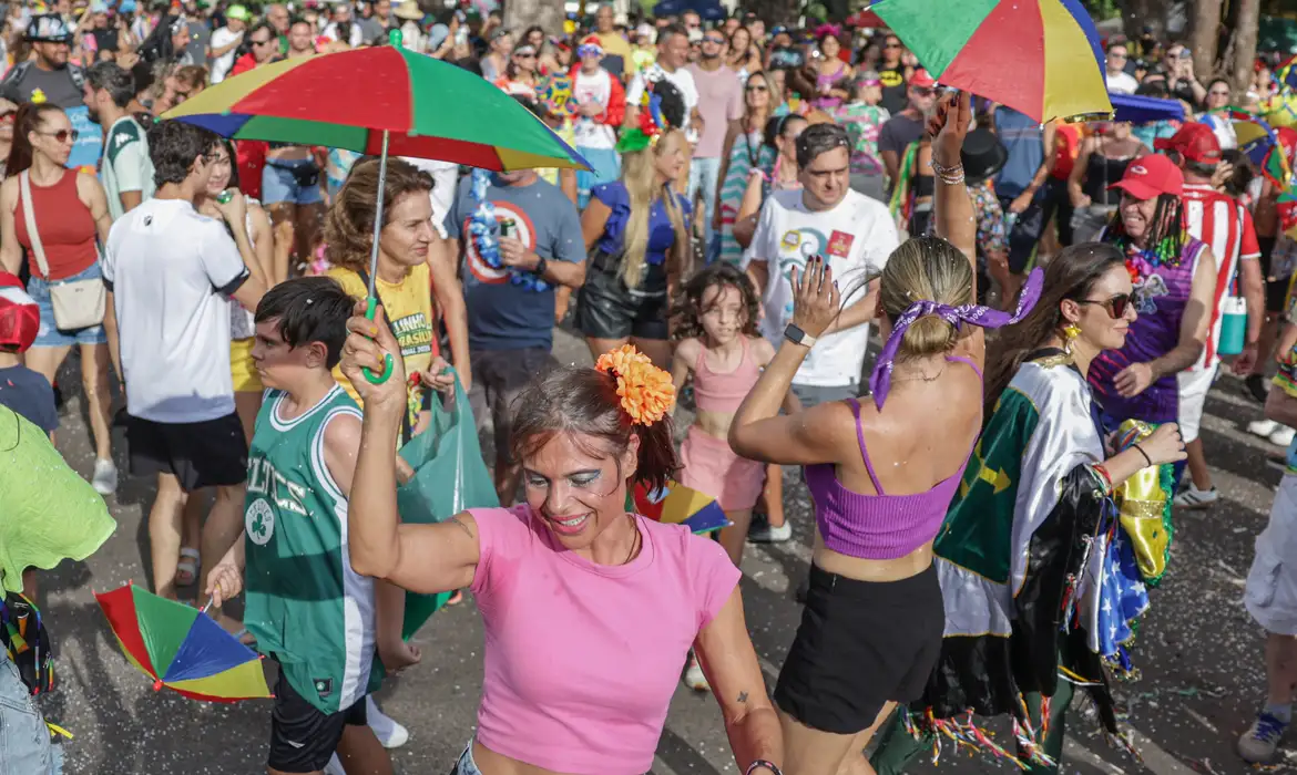 Galinho de Brasília promove frevo e futebol no carnaval de 2026