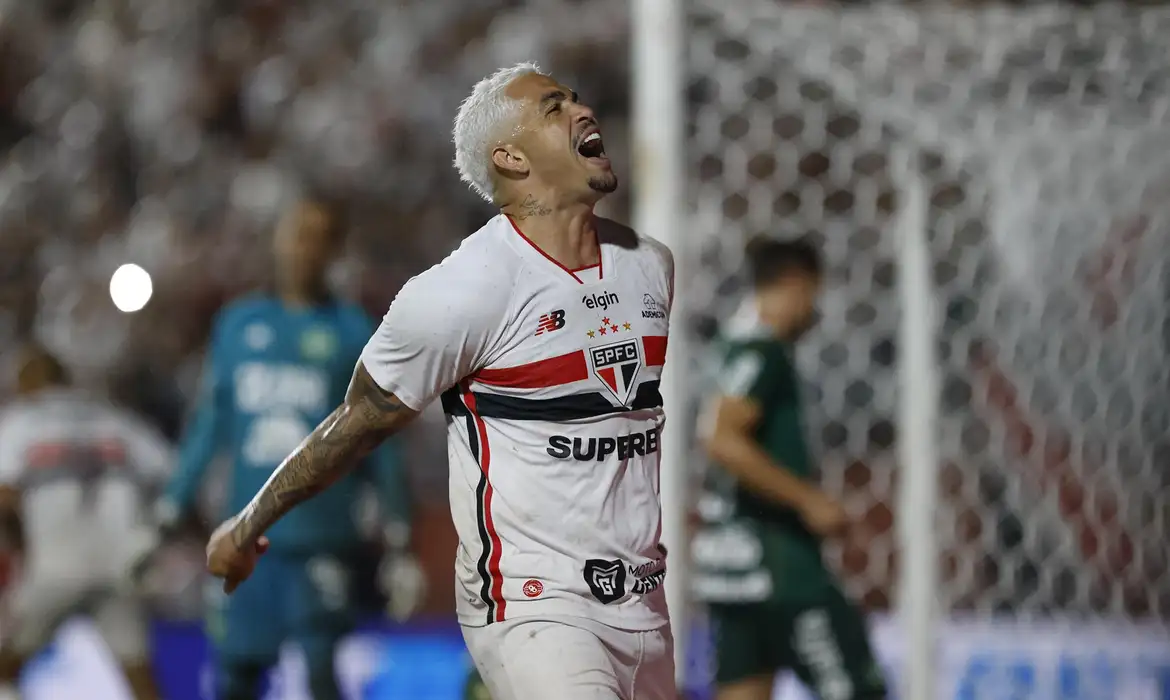 São Paulo lidera o Brasileirão após vitória contra Chapecoense