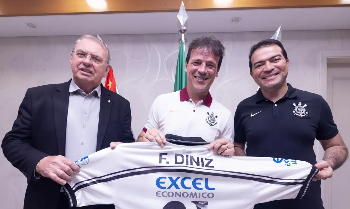 Fernando Diniz assume comando do Corinthians até 2026