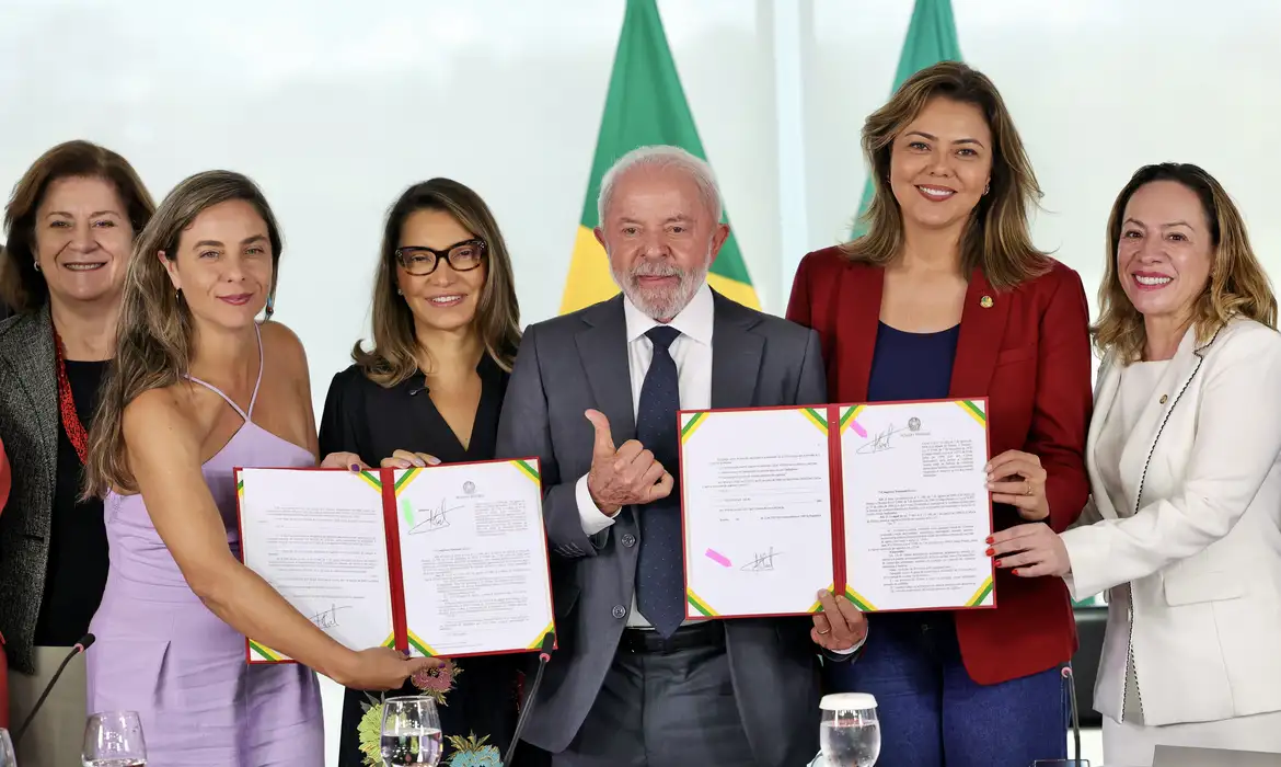 Lula sanciona leis para reforçar combate à violência contra mulheres no Brasil