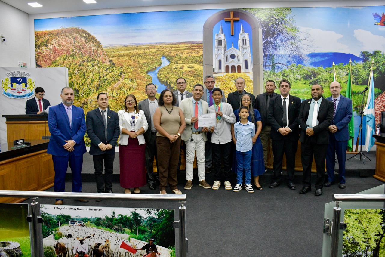 Estudante de Aquidauana brilha na Olimpíada de Matemática e é homenageado