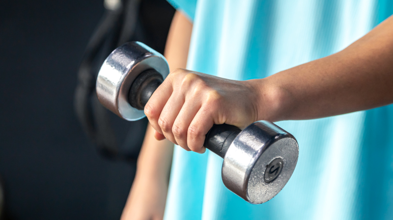 Musculação reprograma fígado e reverte danos da obesidade, revela estudo