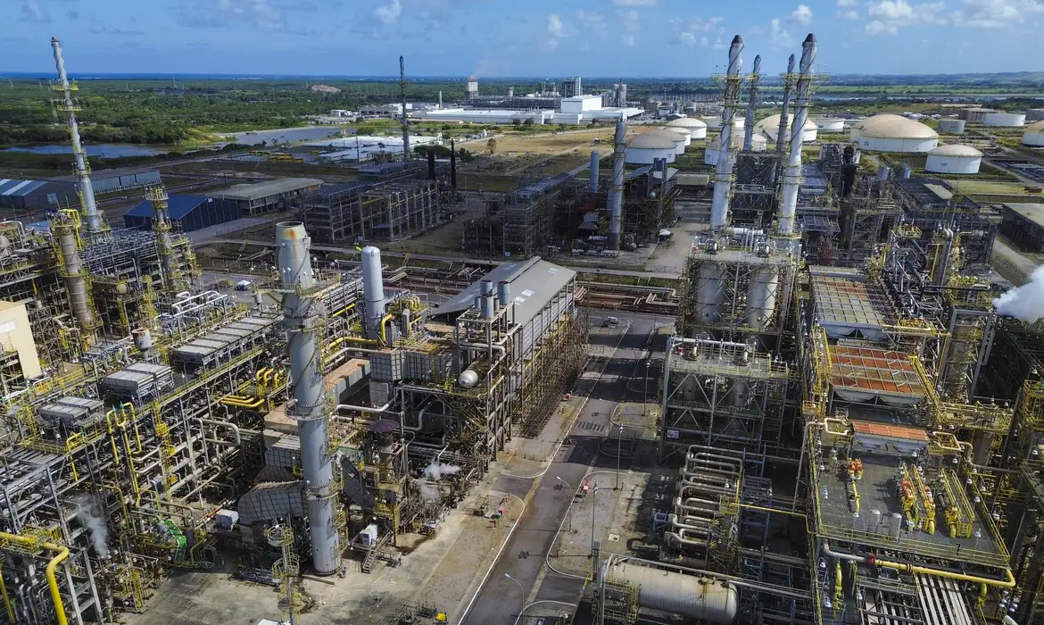 Petrobras aumenta preço do diesel em R$ 0,38 por litro a partir de sábado