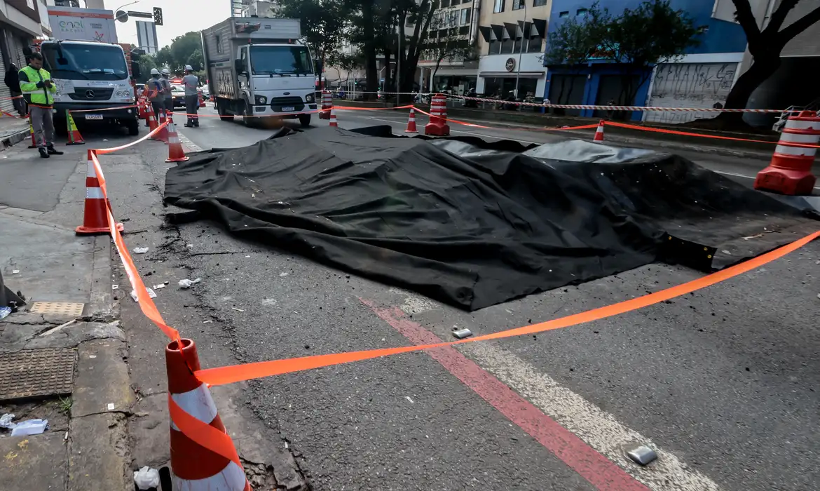 Explosão causa grande buraco na Rua da Consolação em São Paulo