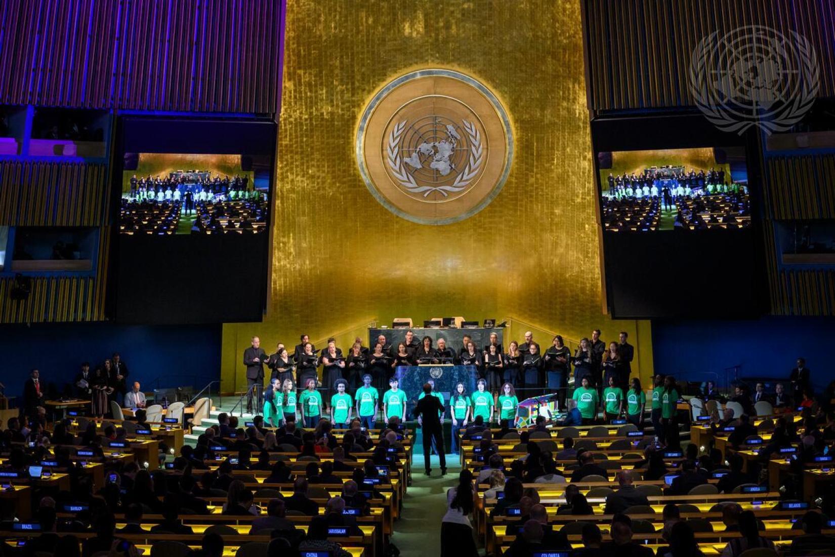 ONU alerta sobre riscos digitais para crianças e jovens no mundo moderno