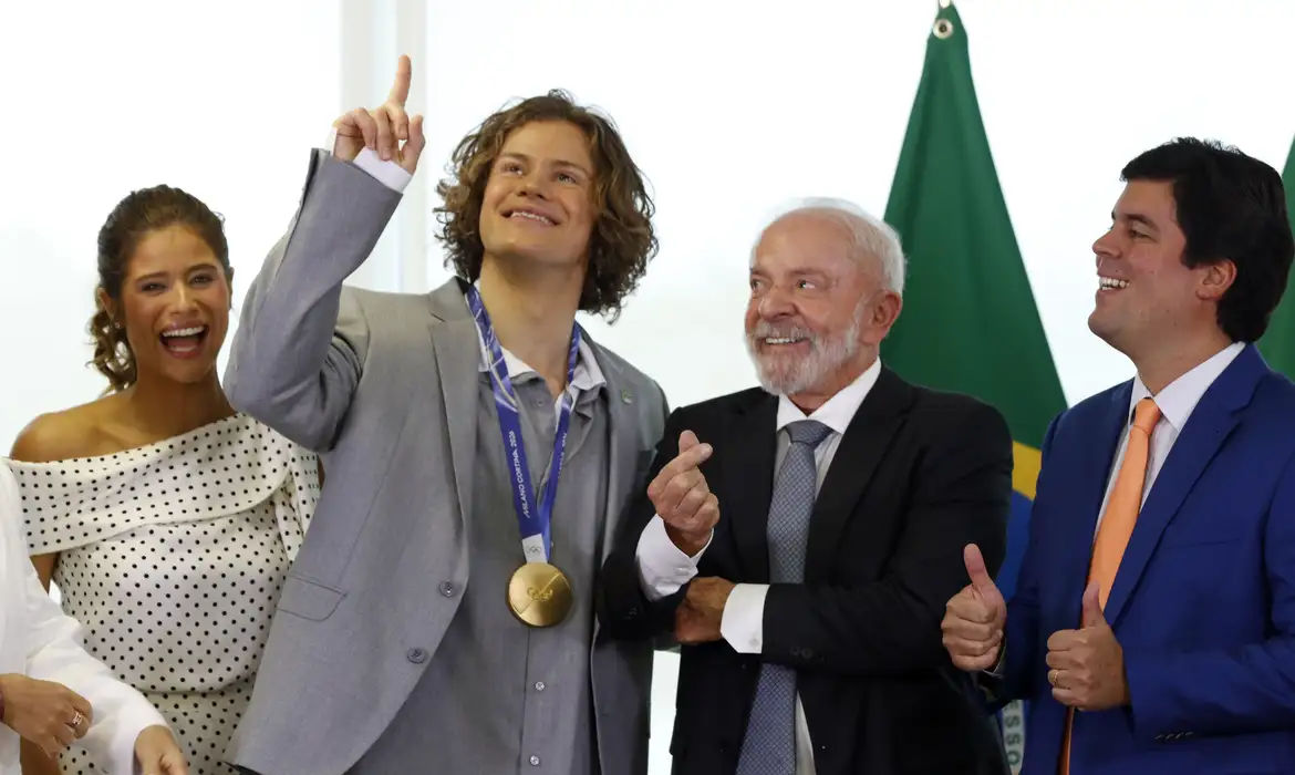 Lula recebe campeão olímpico e anuncia lei permanente para o esporte