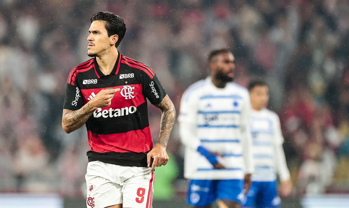 Flamengo vence Cruzeiro por 2 a 0 no Brasileiro com gols de Pedro e Carrascal
