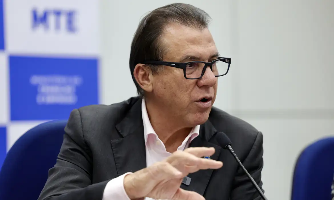 Ministro Marinho defende redução da jornada e descarta conflito entre PECs e PL do governo
