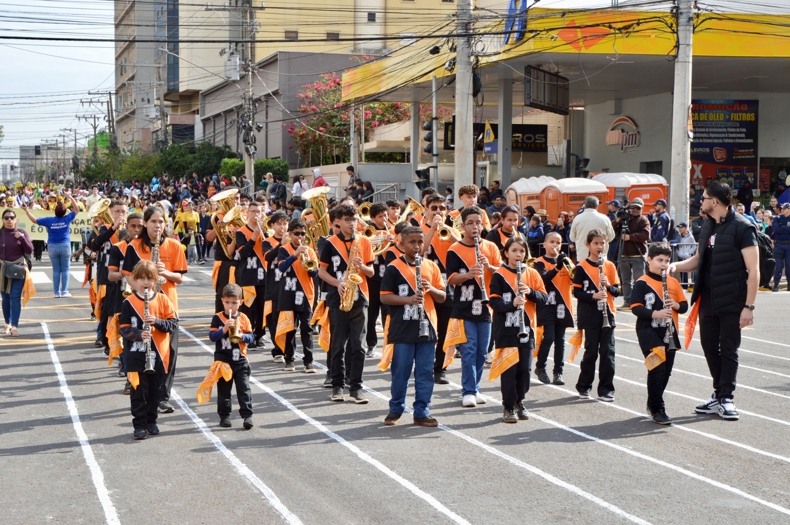Campo Grande celebra 127 anos com desfile cívico-militar e bolo gigante