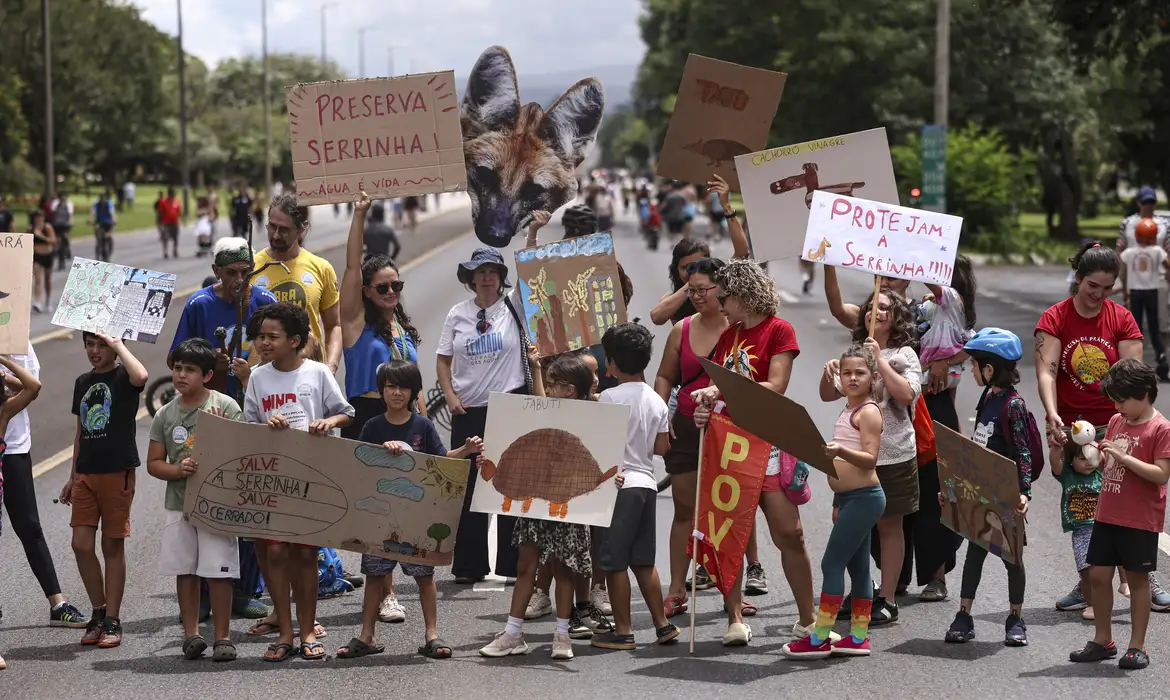 Manifestantes defendem preservação da Serrinha do Paranoá no DF