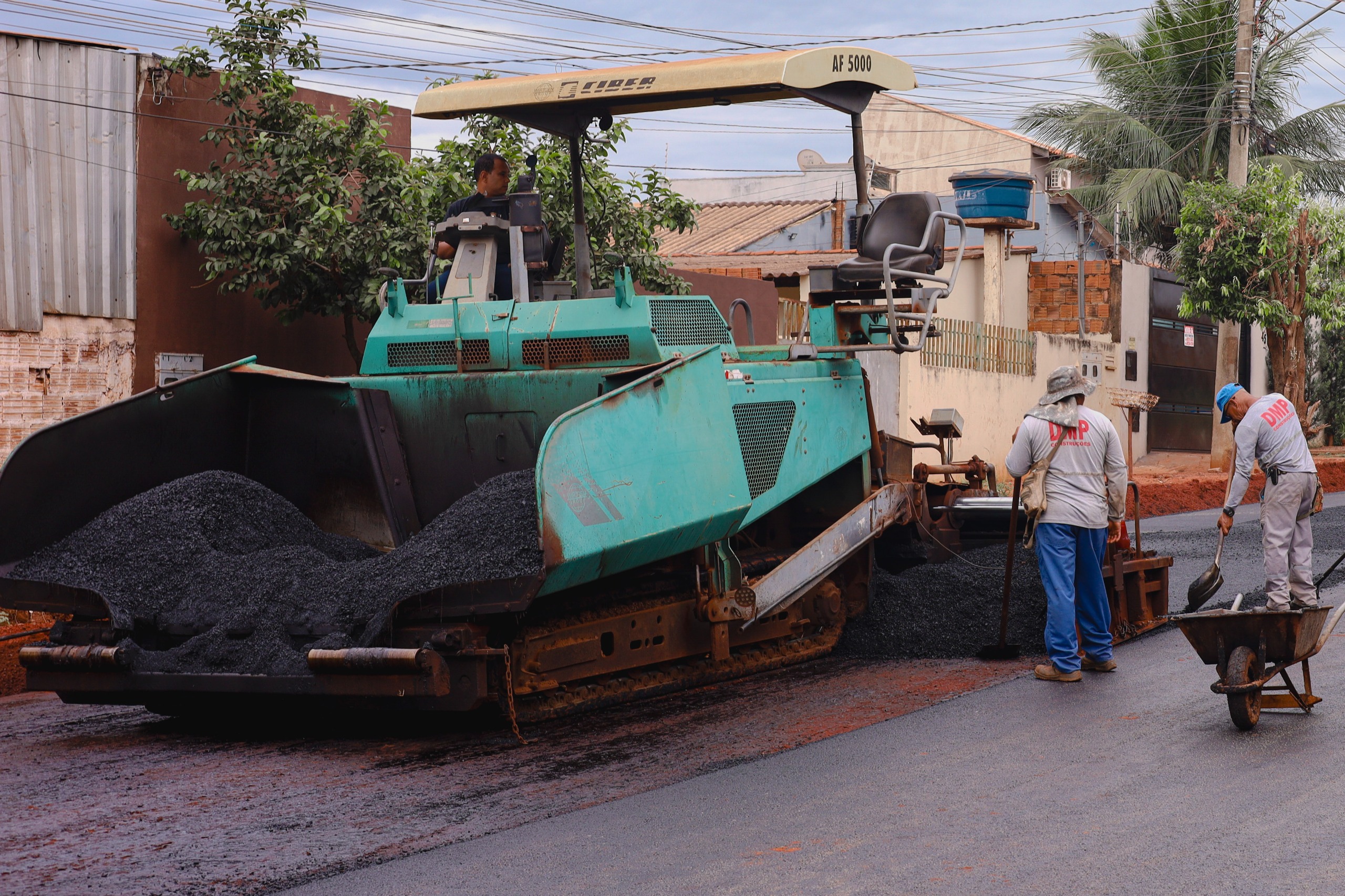 Prefeita de Campo Grande assina ordem de serviço para pavimentação nas Vilas Aimoré e Nogueira