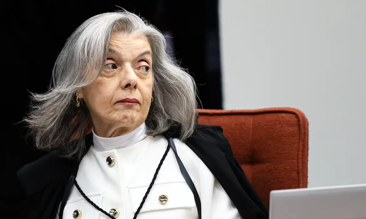 Ministra Cármen Lúcia relata ameaça de bomba durante palestra no DF