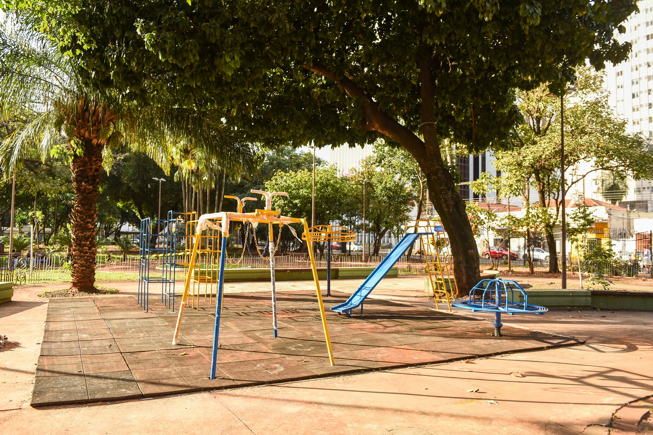 Praça Ary Coelho Recebe Novo Playground para Crianças em Campo Grande