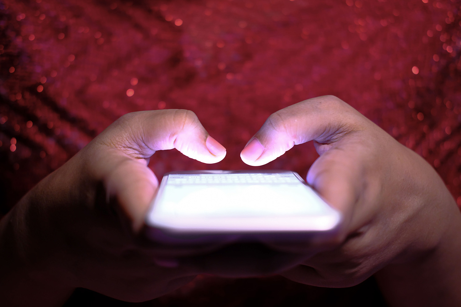 Estudo revela relação entre cyberbullying e violência escolar em adolescentes