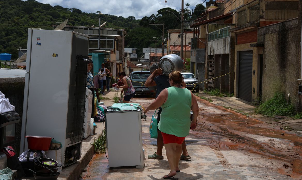 Deslizamentos e enchentes em Minas Gerais deixam 49 mortos