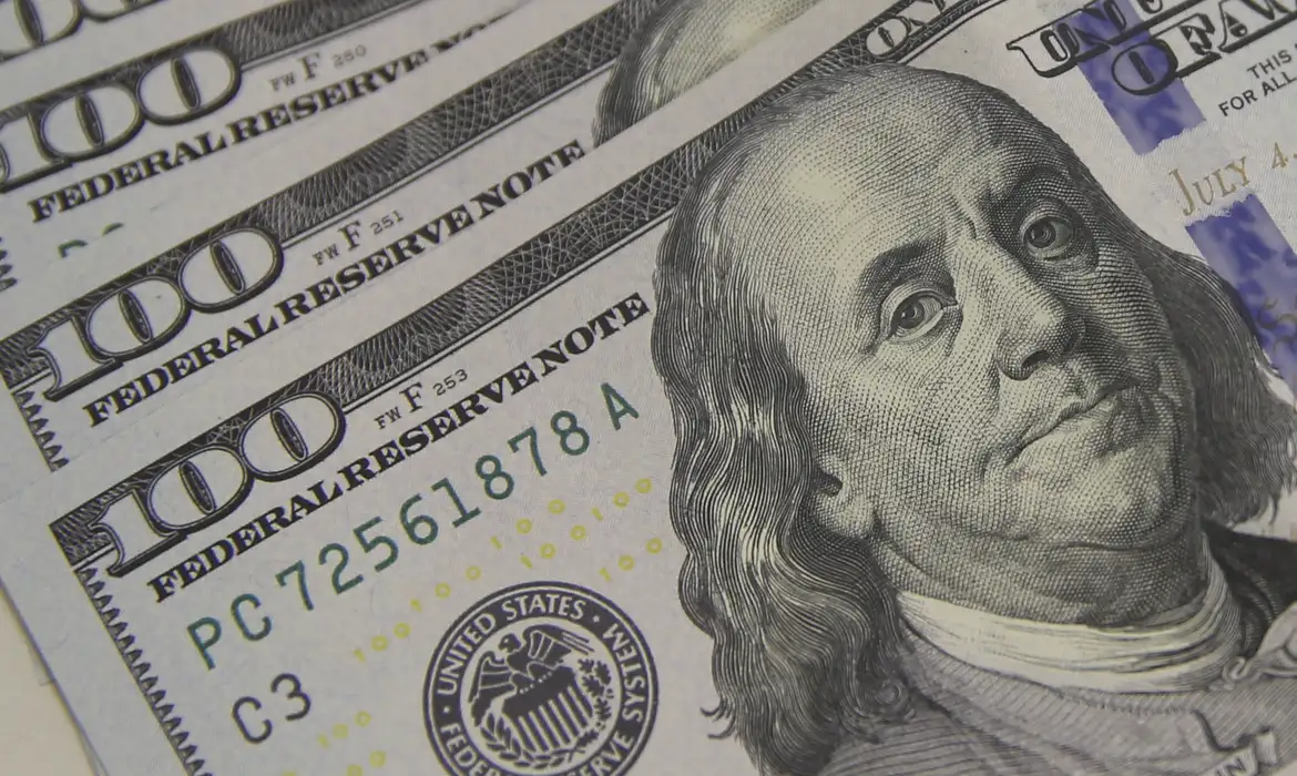 Dólar cai a R$ 5,01 e bolsa brasileira bate novo recorde com apoio do mercado externo