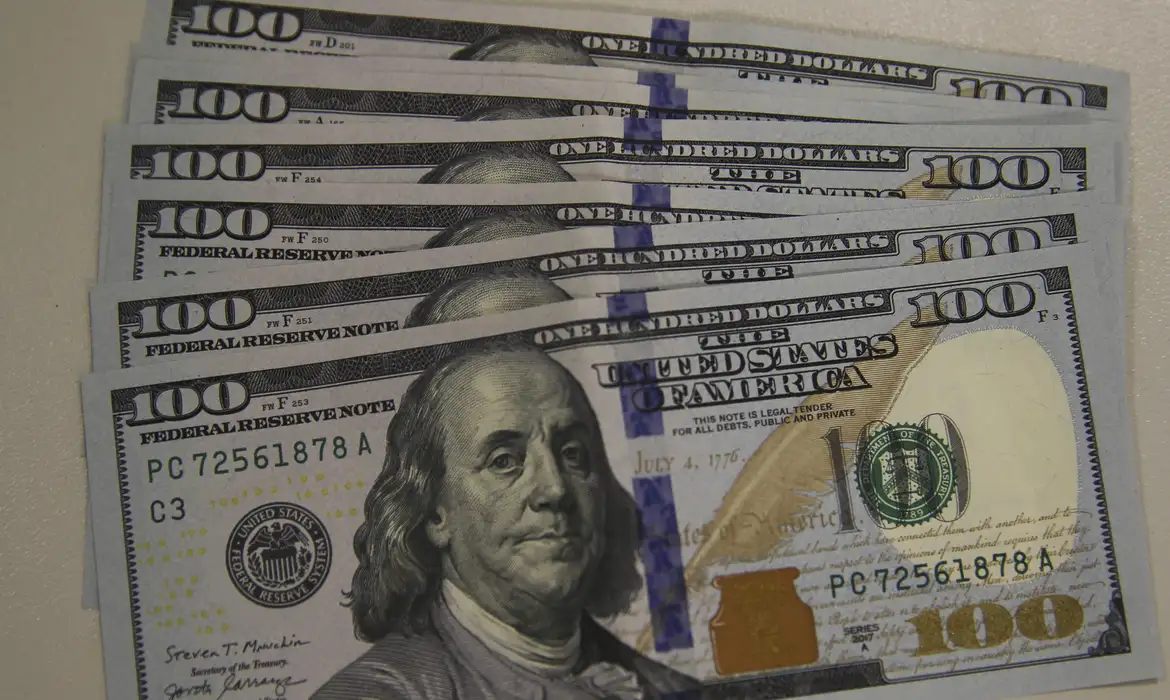 Dólar sobe a R$ 5,24 em meio a tensões entre EUA e Irã
