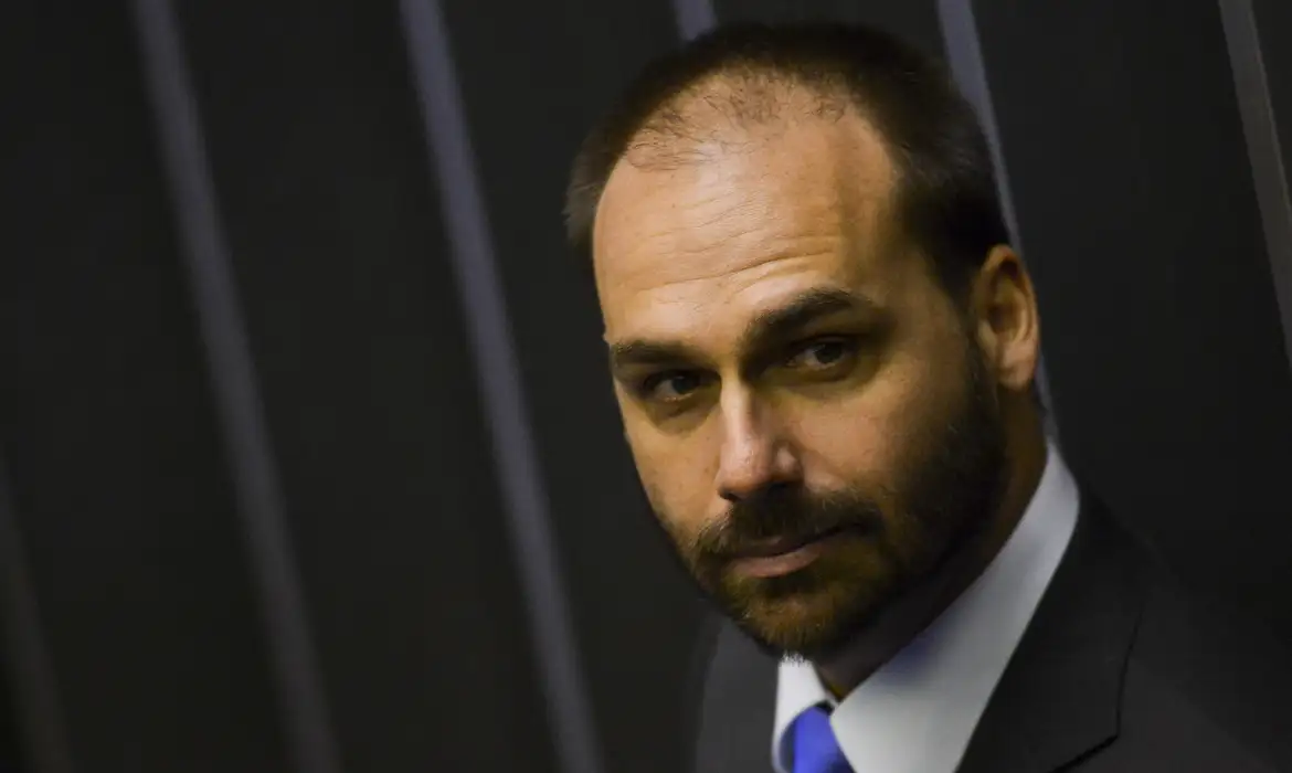 Moraes determina notificação de Eduardo Bolsonaro em ação penal