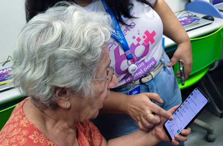 Oficina de Inclusão Digital Ensina Idosos a Usar a Internet com Segurança em Campo Grande