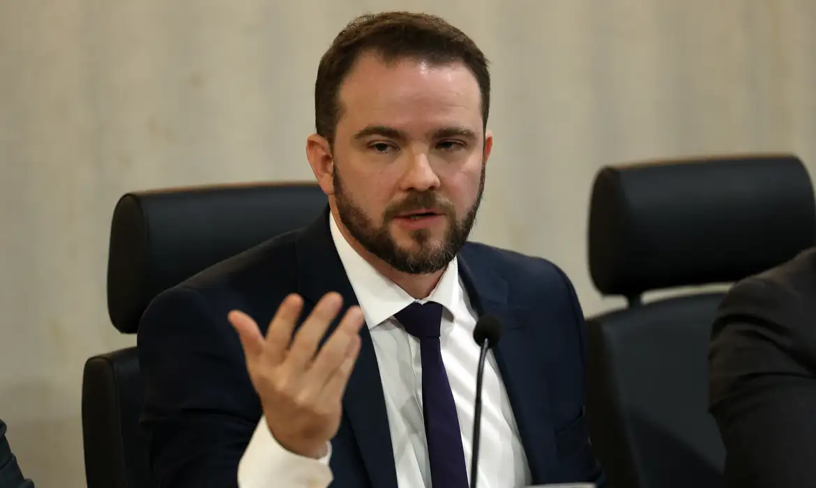 Governo prepara nova versão do Desenrola para renegociação de dívidas após viagem de Lula