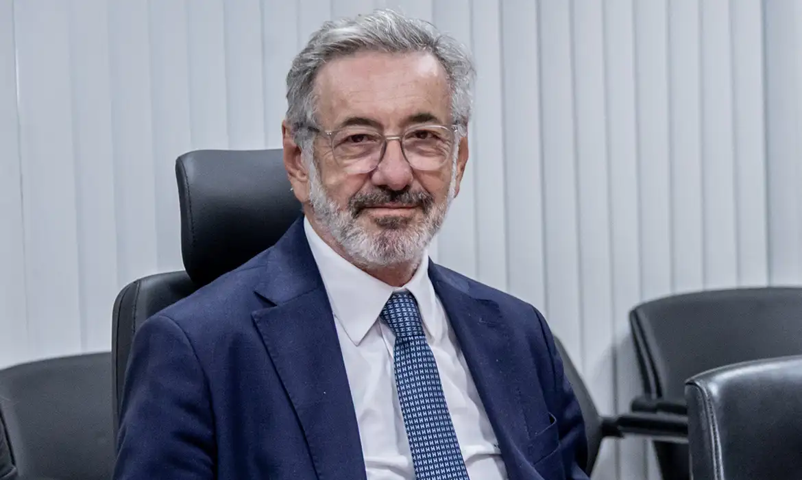 Ministro do Desenvolvimento apoia jornada de trabalho de 40 horas semanais