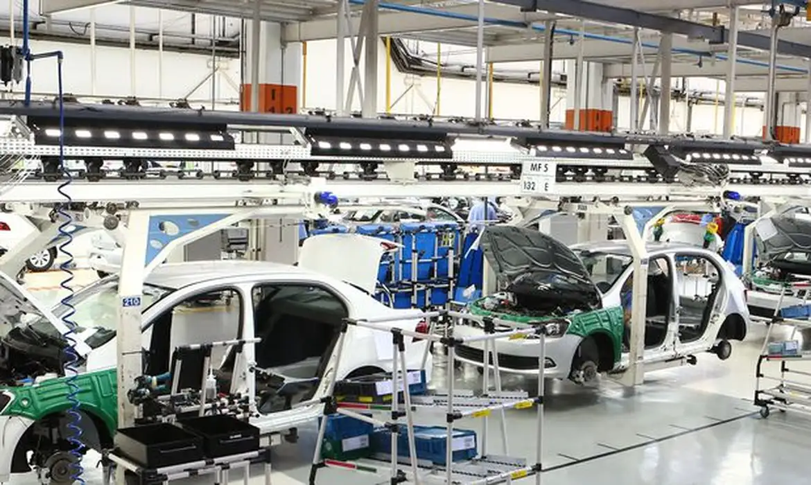 Produção industrial cresce 0,9% em fevereiro e avança em 2026
