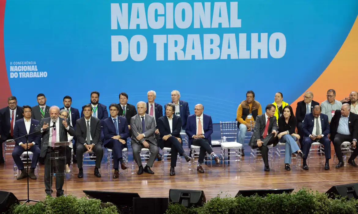 Lula defende negociação tripartite para encerrar escala 6x1