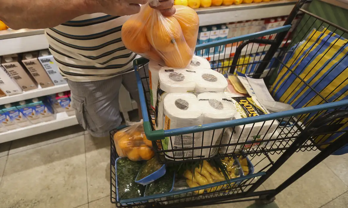 Inflação de março desacelera para 0,44% com alta dos alimentos
