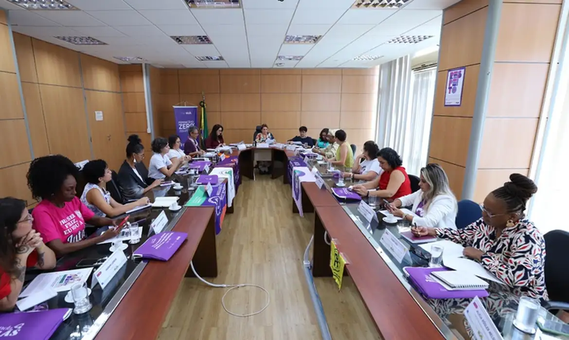 Movimento feminista protesta contra violência e escala 6x1 no trabalho